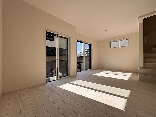 【リビング】LDK14.375帖 三面採光の明るい空間に仕上がりました!(2号棟)