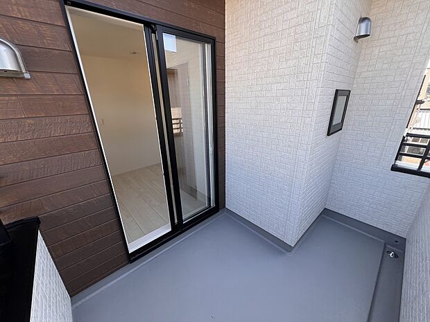 【バルコニー】バルコニーは2ヶ所に設置 こちらは4.125帖の洋室から出入り可能です(2号棟)