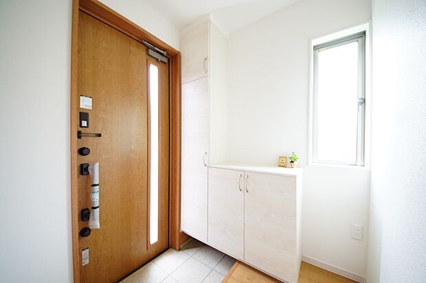 【同仕様写真(その他内観)】下駄箱収納、換気に便利な小窓付きの玄関(1号棟同仕様)