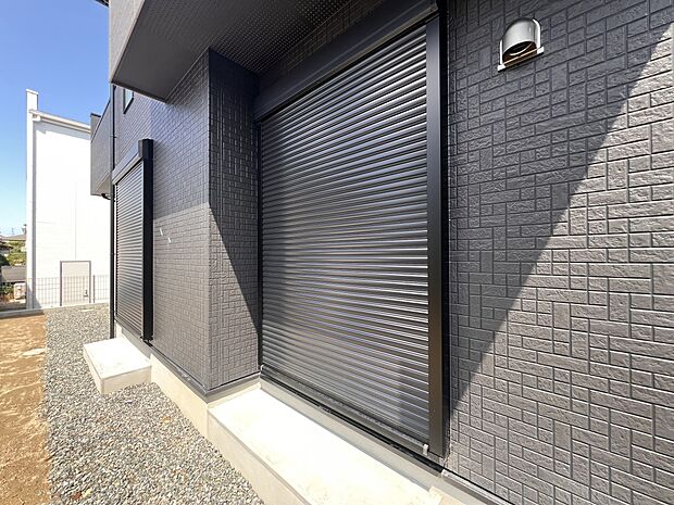 【防犯設備】外観を損なわないシンプルなデザインのシャッター。防犯や台風対策に効果的です（同仕様）