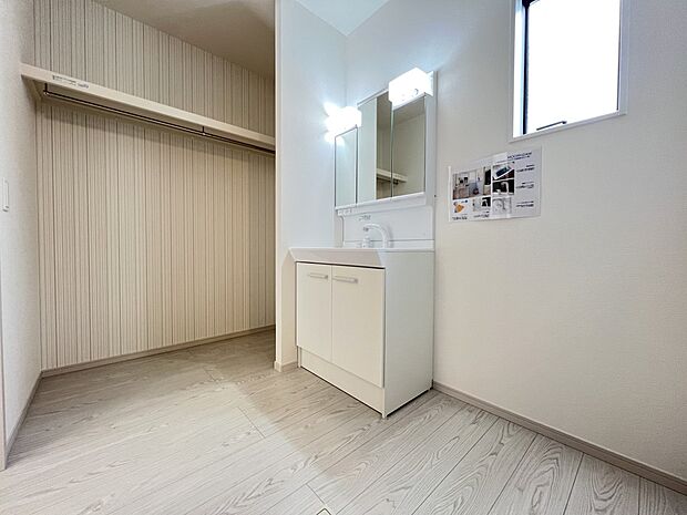 【同仕様写真(その他内観)】三面鏡仕様の洗面化粧台付 洗面スペースは広めの設計です(2号棟同仕様)