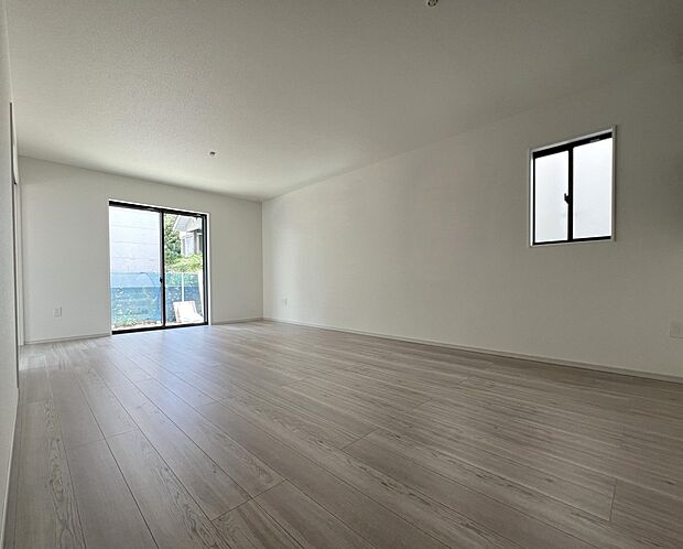 【同仕様写真(リビング)】3面採光の明るいリビングルーム(3号棟同仕様)