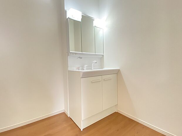 【その他内観】三面鏡仕様の洗面化粧台(1号棟同仕様)