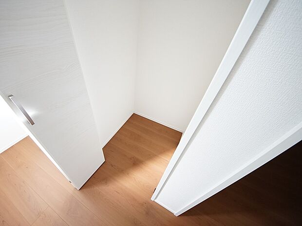 【同仕様写真(その他内観)】2階ホール収納(2号棟同仕様)