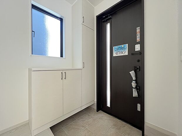 【玄関】シューズボックス、小窓付きの明るい玄関(1号棟)