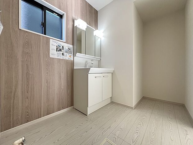 【洗面台・洗面所】脱衣所は広めの設計 三面鏡仕様の洗面化粧台を設置しました(1号棟)