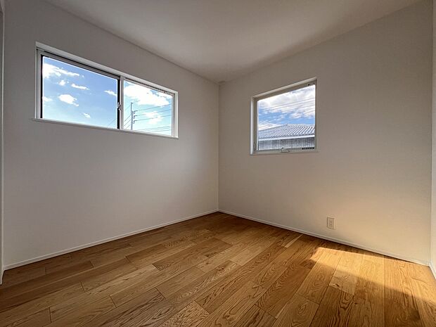 【洋室】洋室5.5帖 南向き+二面採光の明るいお部屋です