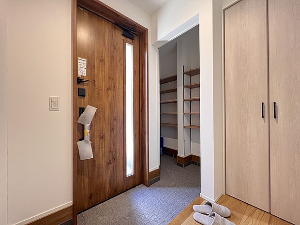 【玄関】収納スペース豊富な玄関 シューズインクローク付き