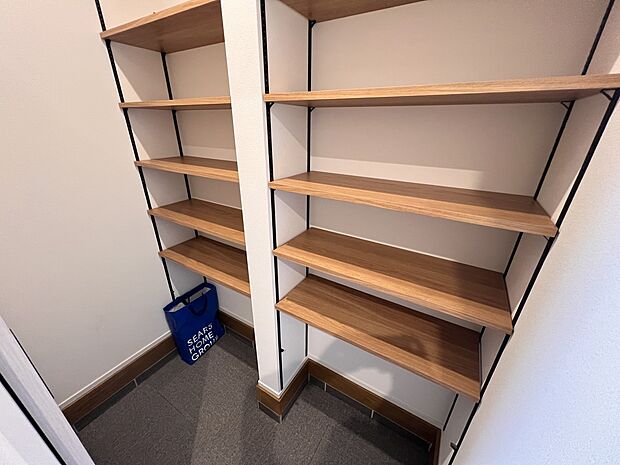 【収納】可動棚付きのシューズインクローク アウトドアグッズ等の収納にも役立ちます