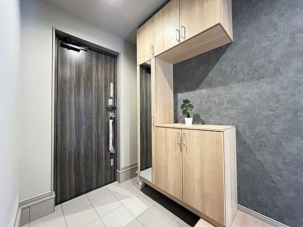 【玄関】玄関には姿見付きのシューズボックスをご用意しました