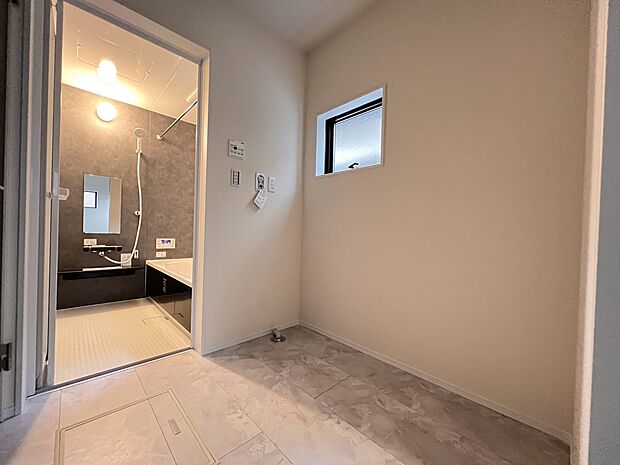 【脱衣場】脱衣室 洗面とは別室の生活動線に配慮された設計です