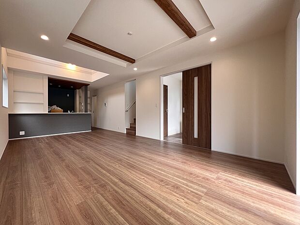 【リビング】南向き2面採光仕様の明るいリビング！是非現地でご体感ください(2号棟)