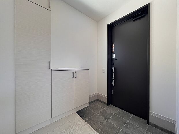 【同仕様写真(その他内観)】シューズボックス付き玄関(同仕様)