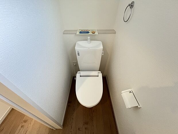 【同仕様写真(その他内観)】トイレは1.2階にご用意。ウォシュレット機能付き(同仕様)