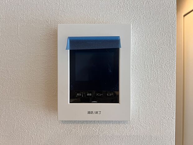 【防犯設備】TVモニター付きインターホン　手放し通話ができ、  送話表示灯で送話・受話状態が確認できます（同仕様）