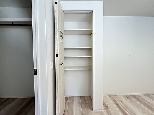 【収納】キッチン背面にはパントリー収納を設置しました