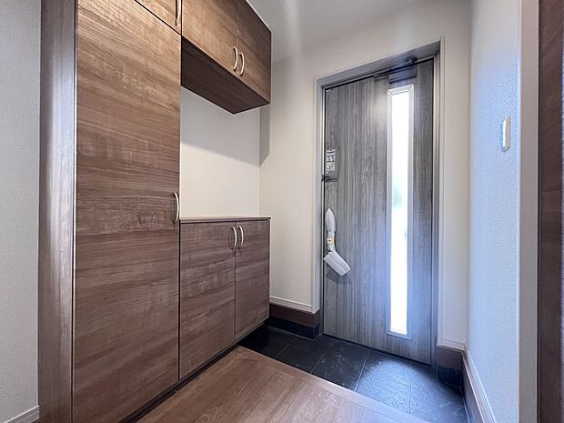 【同仕様写真(その他内観)】シューズボックス付きの玄関(1号棟同仕様)