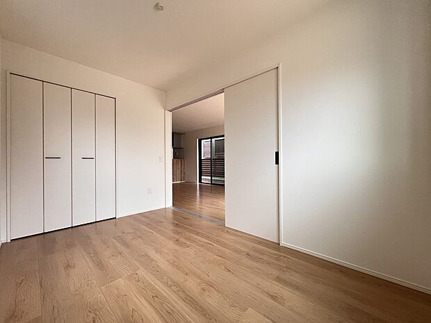 【洋室】5帖の洋室はリビングから出入り可能な居室です（1号棟）