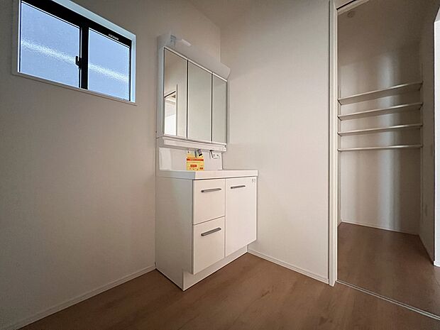 【洗面台・洗面所】三面鏡仕様の洗面化粧台　洗面所からファミリークロークへもアクセス可能　生活動線もスムーズです