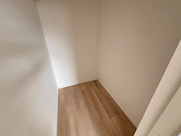 【同仕様写真(その他内観)】ウォークインクローゼット(同仕様)