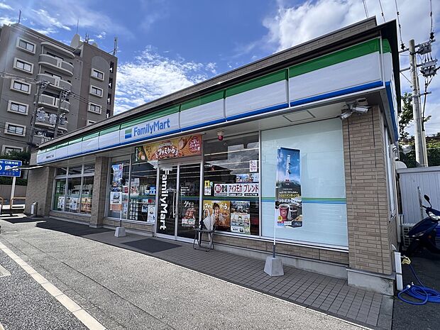 ファミリーマート 福岡屋形原三丁目店（約180m・徒歩3分）