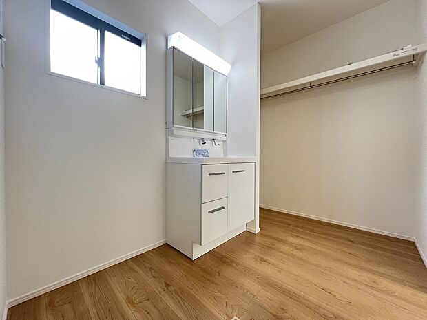 【洗面台・洗面所】三面鏡仕様の洗面化粧台　脱衣所は広めの設計です