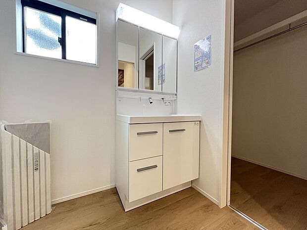 【洗面台・洗面所】三面鏡仕様の洗面化粧台(1号棟)