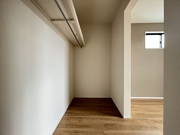 【ウォークインクローゼット】ハンガーパイプ付きのウォークインクローゼット(1号棟)