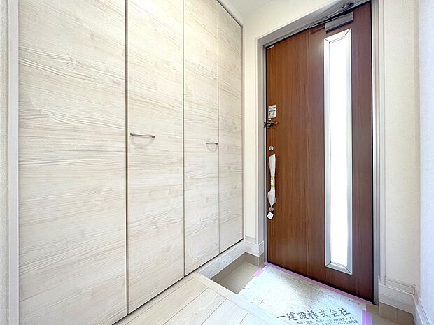 【同仕様写真(その他内観)】シューズボックス付きの玄関(2号棟同仕様)