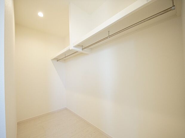 【同仕様写真(その他内観)】ハンガーパイプ付きのウォークインクローゼット(1号棟同仕様)