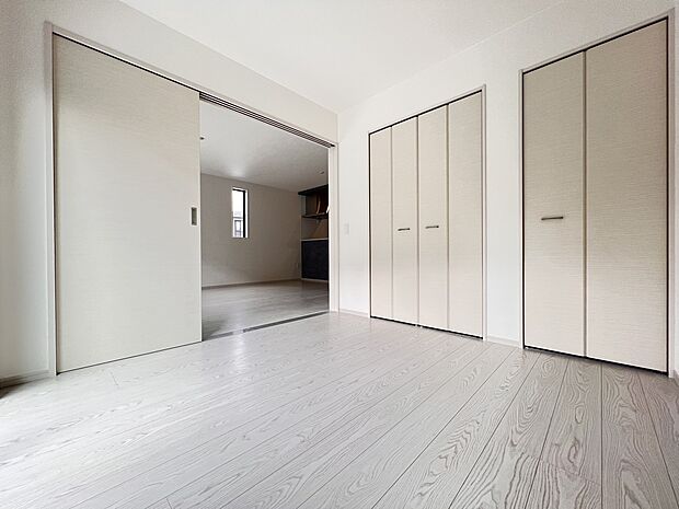 【洋室】洋室4.5帖　リビング続き間の便利なお部屋です(1号棟)