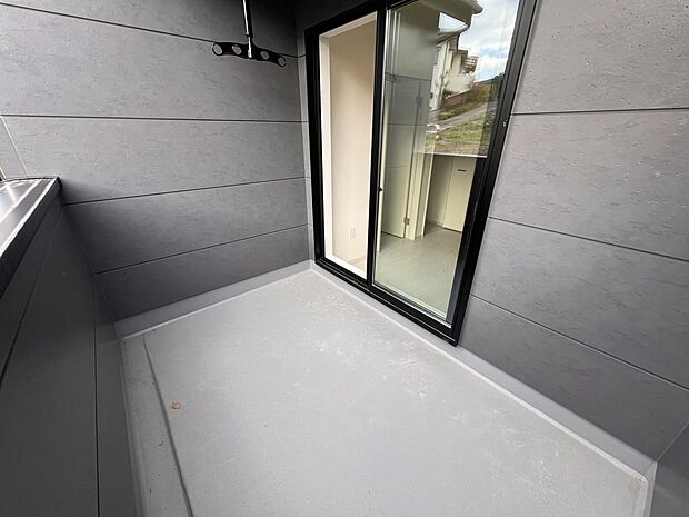 【バルコニー】バルコニーは2箇所に設置　こちらは2階ホールから出入り可能です(1号棟)