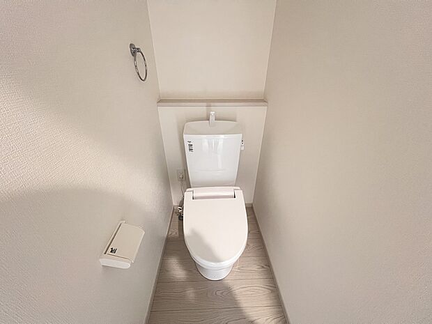 【トイレ】トイレは各階にご用意。ウォシュレット機能付き(1号棟)