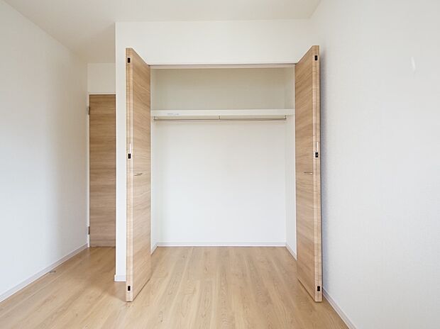 【同仕様写真(その他内観)】クローゼット収納(2号棟同仕様)