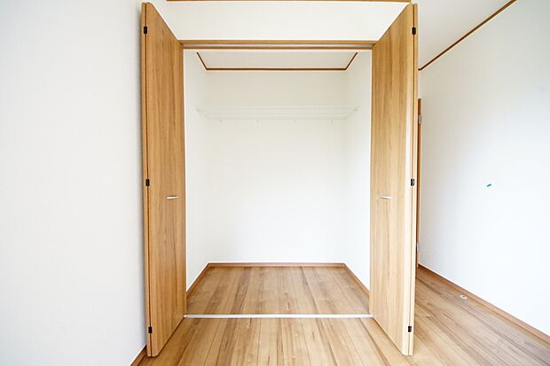 【同仕様写真(その他内観)】クローゼット収納(1号棟同仕様)