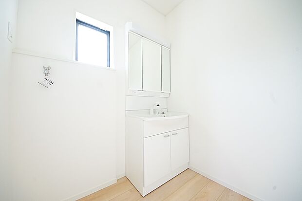 【同仕様写真(その他内観)】三面鏡仕様の洗面化粧台(1号棟同仕様)