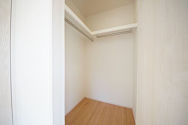 【同仕様写真(その他内観)】ハンガーパイプ付きのウォークインクローゼット(同仕様)