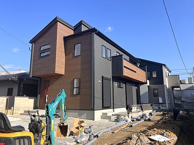 【現地外観写真】全2棟外観  手前：1号棟　奥：2号棟