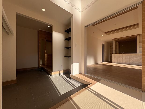 【その他内観】マルチエントランス　土間の開放感と畳の安心感を両方叶えるなごみの空間(1号棟)