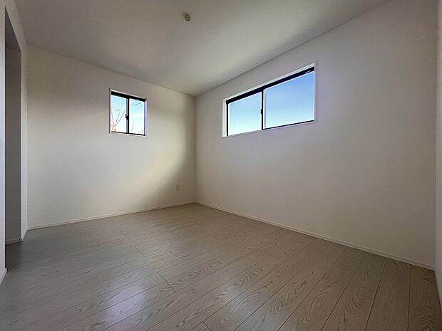 【洋室】洋室6帖　2階の居室は全室二面採光でどのお部屋も明るい印象です