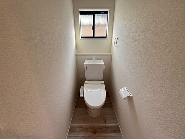 【トイレ】トイレは各階にご用意。ウォシュレット機能付き