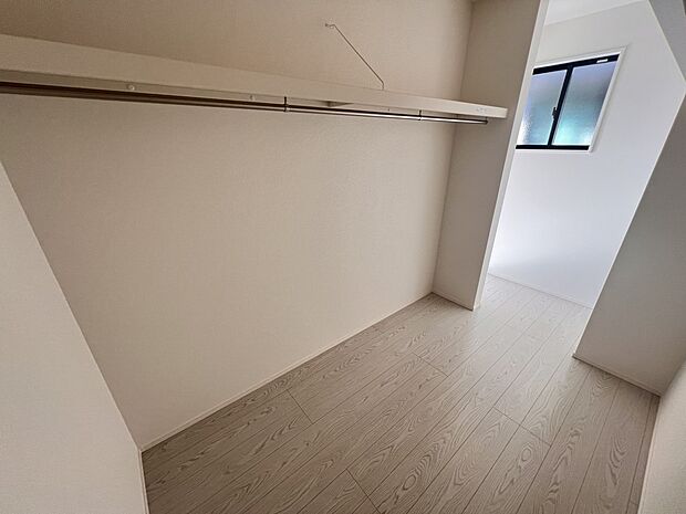 【ウォークインクローゼット】ウォークインクローゼットは2ヶ所に設置　季節外の家電や衣類の収納に役立ちます