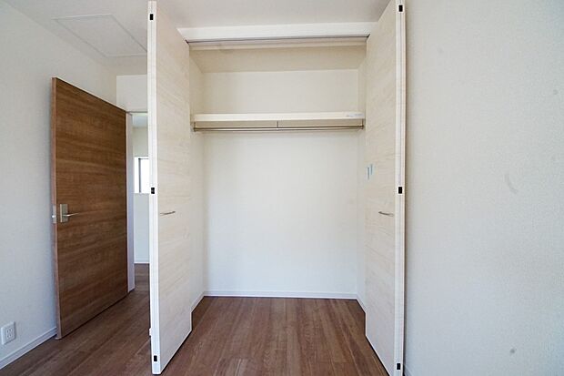 【同仕様写真(その他内観)】クローゼット収納(同仕様)