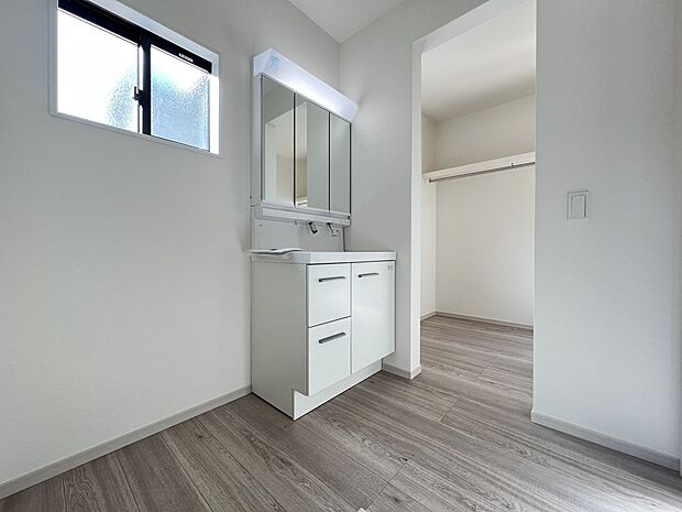 【洗面台・洗面所】三面鏡仕様の洗面化粧台 ファミリークロークが隣接しております(1号棟)