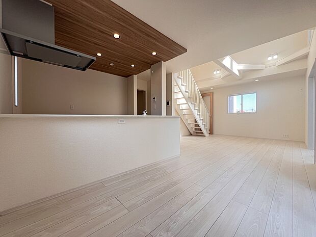 【リビング】キッチン天井デザインで空間の仕切りにメリハリを演出しています(2号棟)