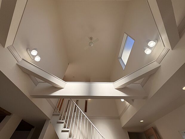 【その他内観】リビング上部の吹抜空間(2号棟)