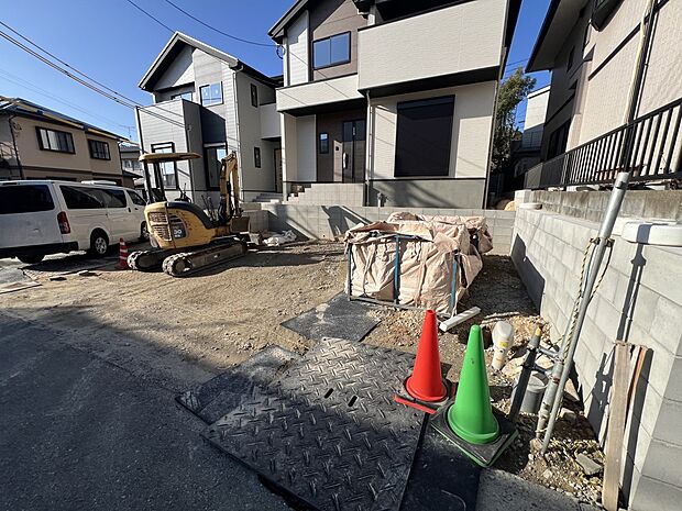 【駐車場】お車は2台並列で駐車可能です(2号棟)