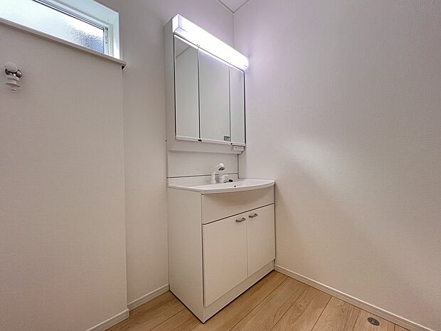 【洗面台・洗面所】洗面化粧台は三面鏡仕様で収納スペースもしっかり確保しております