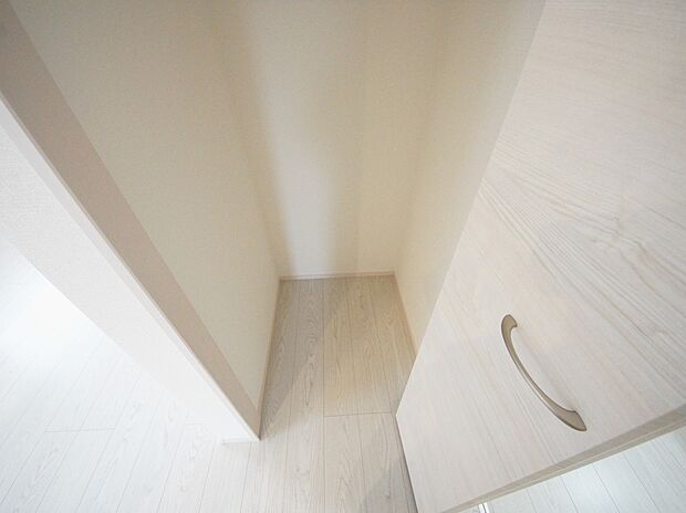 【同仕様写真(その他内観)】キッチン横 パントリー収納(同仕様)