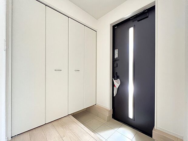 【同仕様写真(その他内観)】シューズボックス付きの玄関(1号棟同仕様)